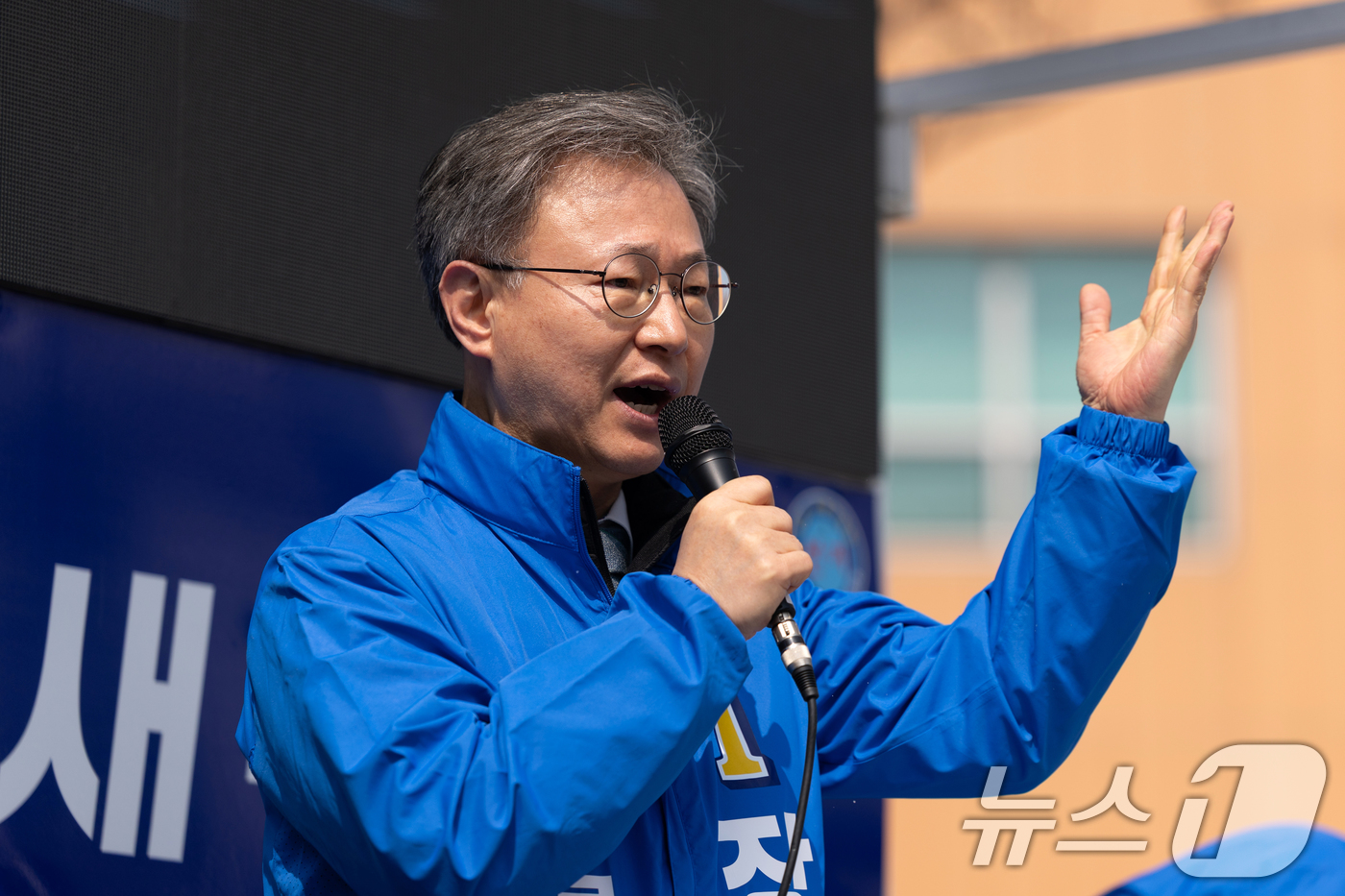 (서울=뉴스1) 이승배 기자 = 구로구청장 재보궐 선거에 출마한 장인홍 더불어민주당 후보가 20일 오전 서울 구로구청 앞에서 지지를 호소하고 있다. 2025.3.20/뉴스1