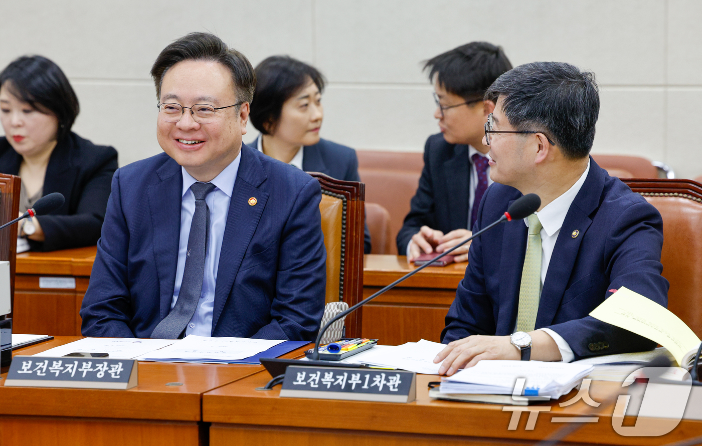 (서울=뉴스1) 안은나 기자 = 조규홍 보건복지부 장관(왼쪽)과 이기일 1차관이 20일 오후 서울 여의도 국회에서 열린 보건복지위원회 전체회의에서 대화를 나누고 있다. 2025.3 …