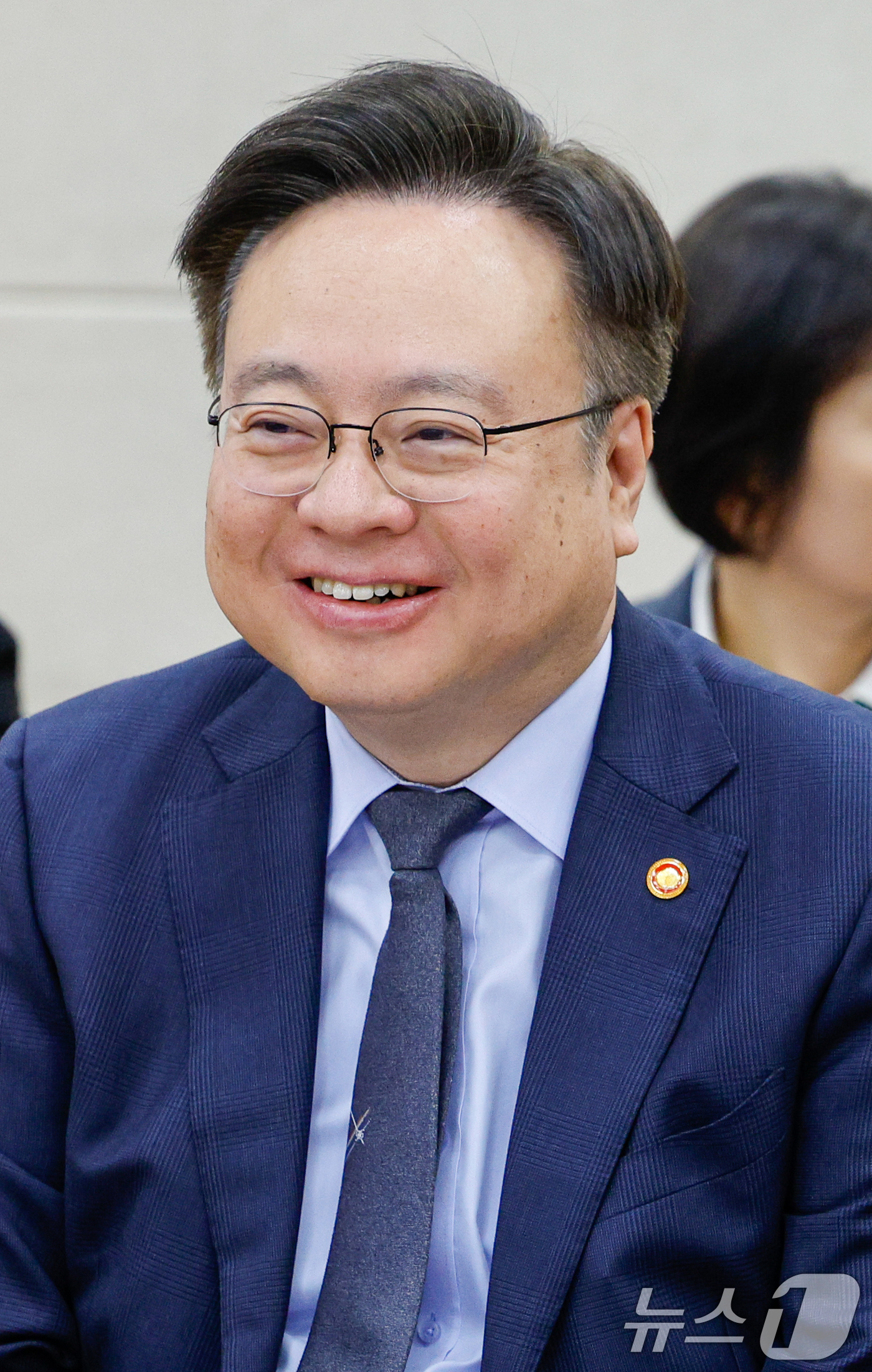 (서울=뉴스1) 안은나 기자 = 조규홍 보건복지부 장관이 20일 오후 서울 여의도 국회에서 열린 보건복지위원회 전체회의에서 이기일 차관과 대화를 나누고 있다. 2025.3.20/뉴 …