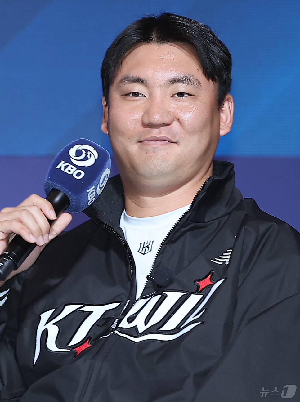 (서울=뉴스1) 김진환 기자 = KT 위즈 주장 장성우가 20일 오후 서울 송파구 잠실 롯데호텔 월드에서 열린 신한 SOL Bank 2025 KBO 미디어데이에서 각오를 밝히고 있 …