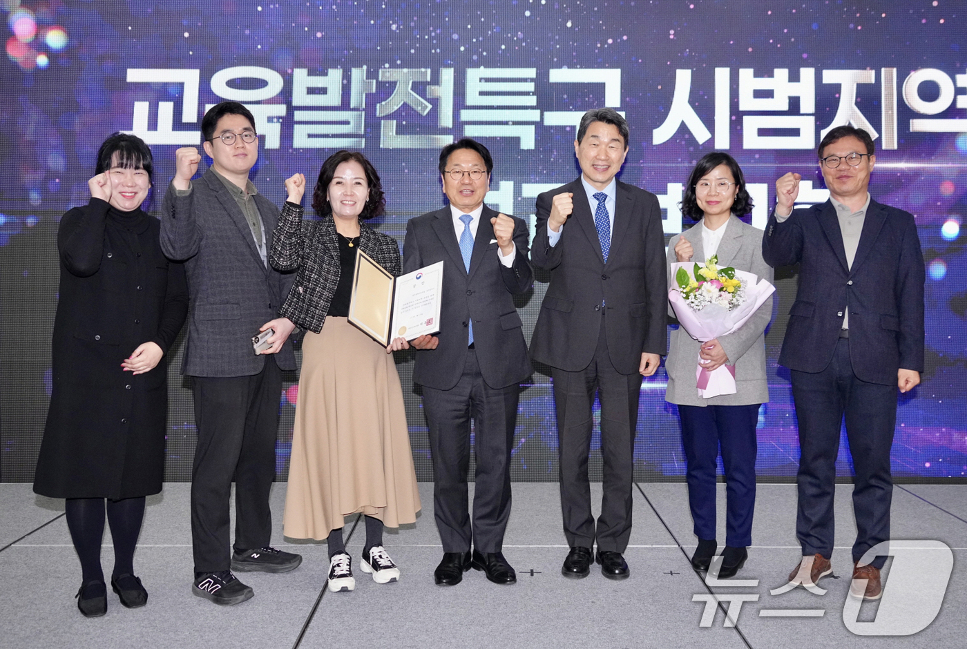 (광주=뉴스1) 박준배 기자 = 강기정 광주시장이 20일 홀리데이인 광주호텔에서 열린 ‘교육발전특구 시범지역 운영 성과보고회’에 참석해 기념촬영을 하고 있다.(광주시 제공. 재판매 …