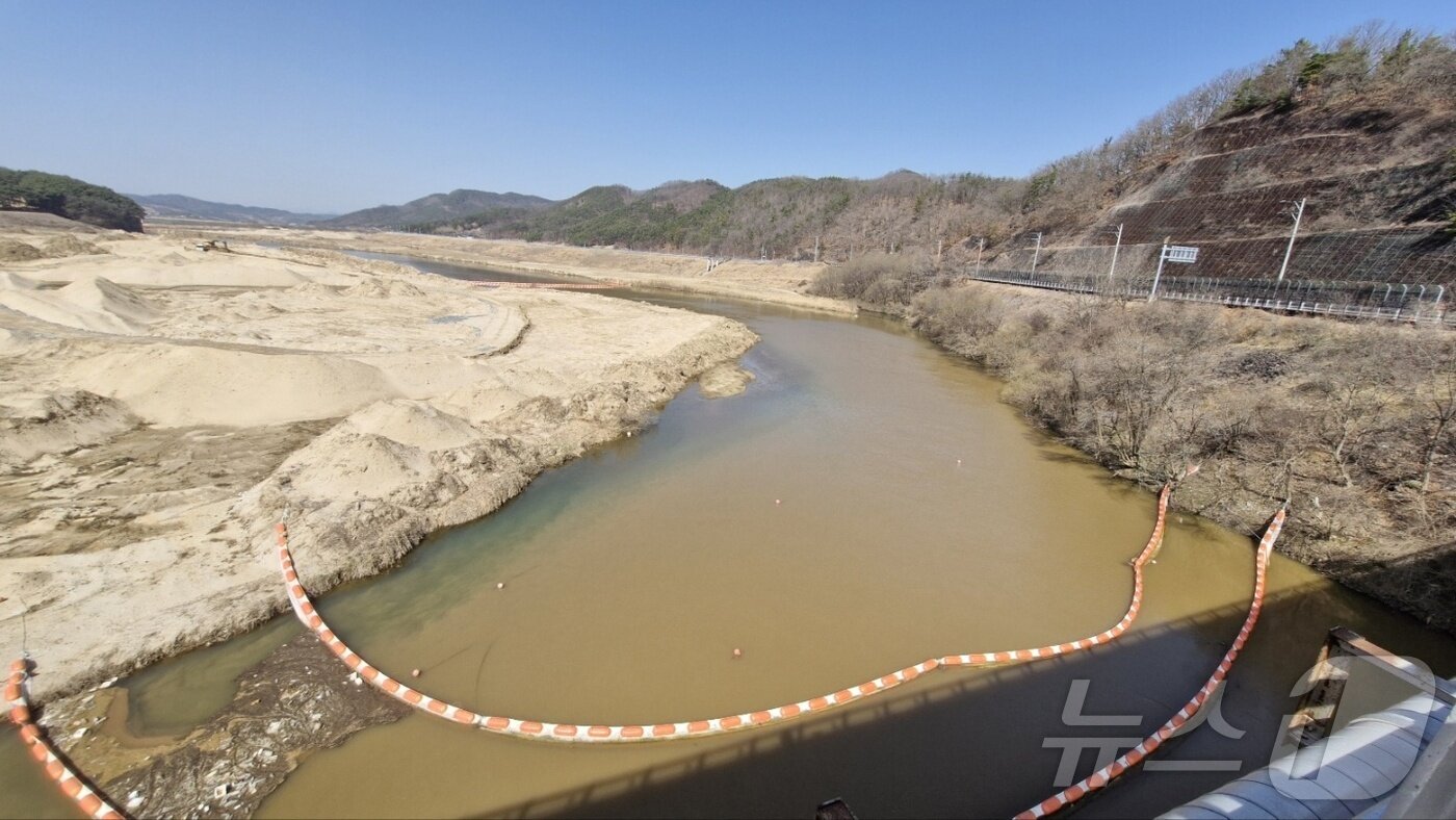 본문 이미지 - 지난 14일 경남 환경단체가 찾은 황강 하천 정비 공사가 이뤄지는 황강 청덕교 모습.&#40;경남환경운동연합 제공. 재판매 및 DB금지&#41;