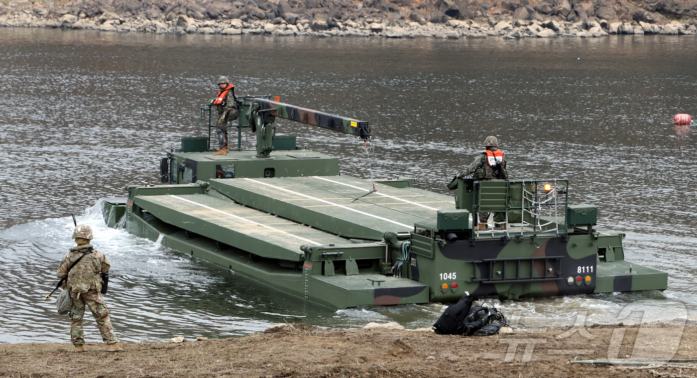 (연천=뉴스1) 사진공동취재단 = 20일 경기 연천군 임진강 일대 석은소 훈련장에서 열린 한미 연합 제병협동 도하훈련에서 한국형 자주도하장비 수룡이 투입되고 있다. 2025.3.2 …