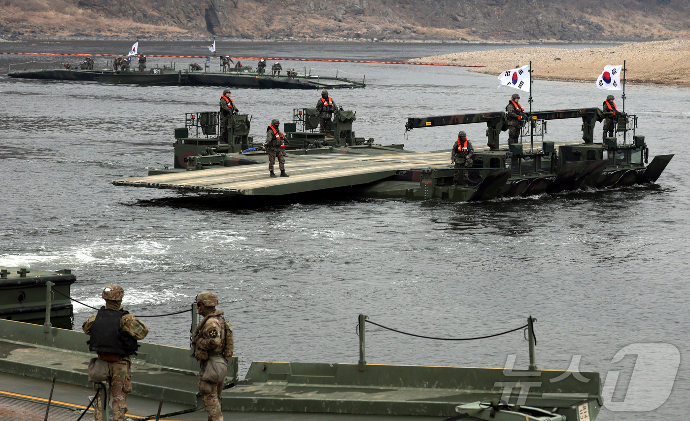 (연천=뉴스1) 사진공동취재단 = 20일 경기 연천군 임진강 일대 석은소 훈련장에서 열린 한미 연합 제병협동 도하훈련에서 한국형 자주도하장비 수룡이 투입되고 있다.2025.3.20 …