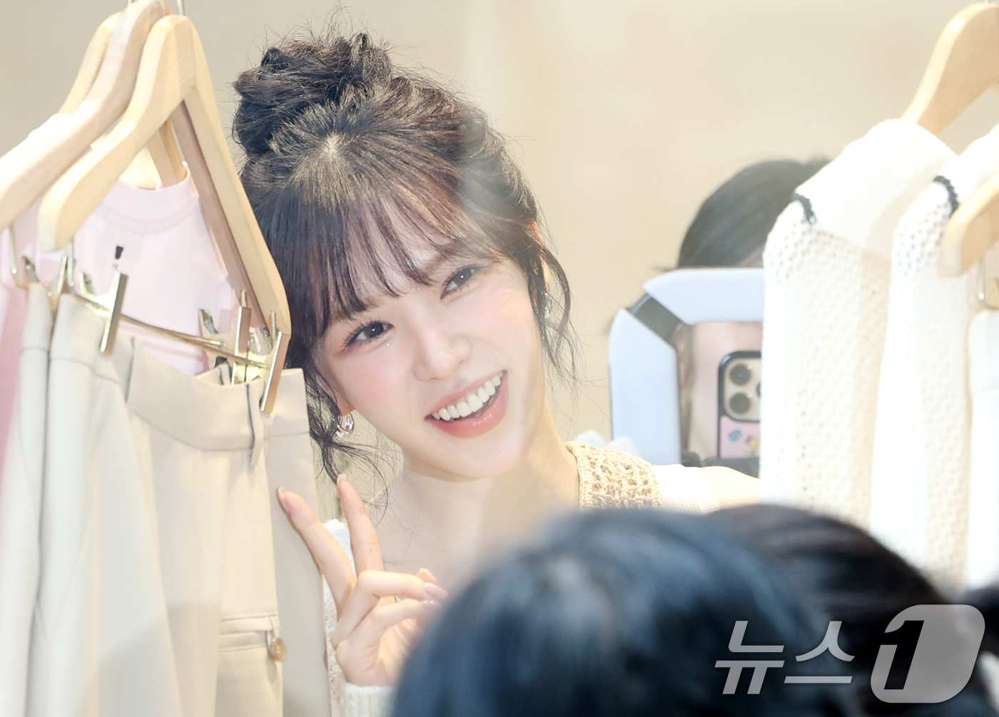 (서울=뉴스1) 권현진 기자 = 레드벨벳 웬디가 20일 서울 강남구 LF 본사에서 열린 패션브랜드 바네사브루노(VANESSA BRUNO) 행사에 참석해 포즈를 취하고 있다. 202 …