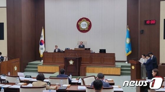 원주시의원이 여성 당원에 "남자 만나러 왔나"…지역정가 '시끌'