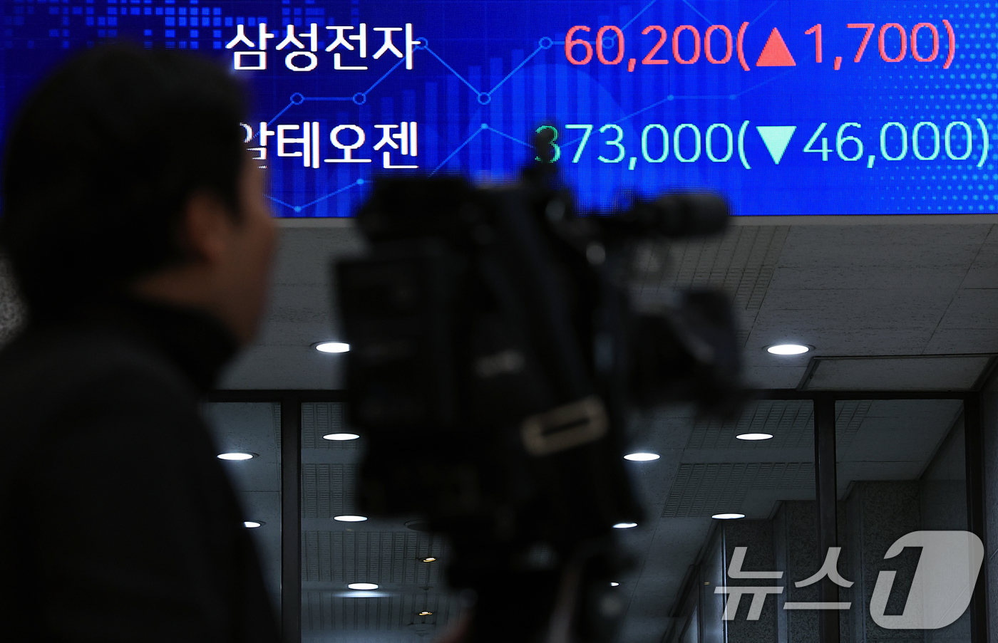 (서울=뉴스1) 박정호 기자 = 외국인의 매수세에 삼성전자 주가가 5개월 만에 6만 원선을 넘긴 20일 오후 서울 여의도 한국거래소 로비 전광판에 삼성전자 종가가 표시되어 있다. …
