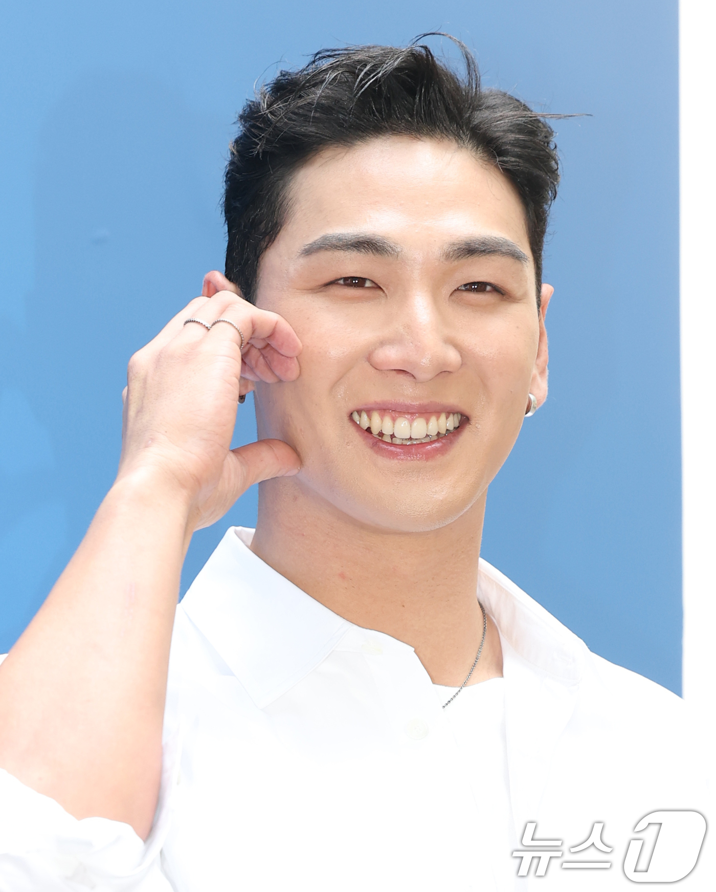 (서울=뉴스1) 권현진 기자 = 뉴이스트 백호가 20일 서울 강남구 LF 본사에서 열린 패션브랜드 바네사브루노(VANESSA BRUNO) 행사에 참석해 포즈를 취하고 있다. 202 …