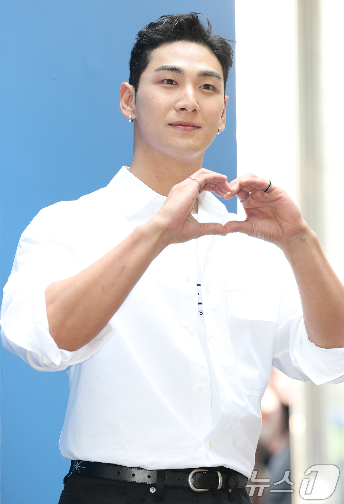 (서울=뉴스1) 권현진 기자 = 뉴이스트 백호가 20일 서울 강남구 LF 본사에서 열린 패션브랜드 바네사브루노(VANESSA BRUNO) 행사에 참석해 포즈를 취하고 있다. 202 …