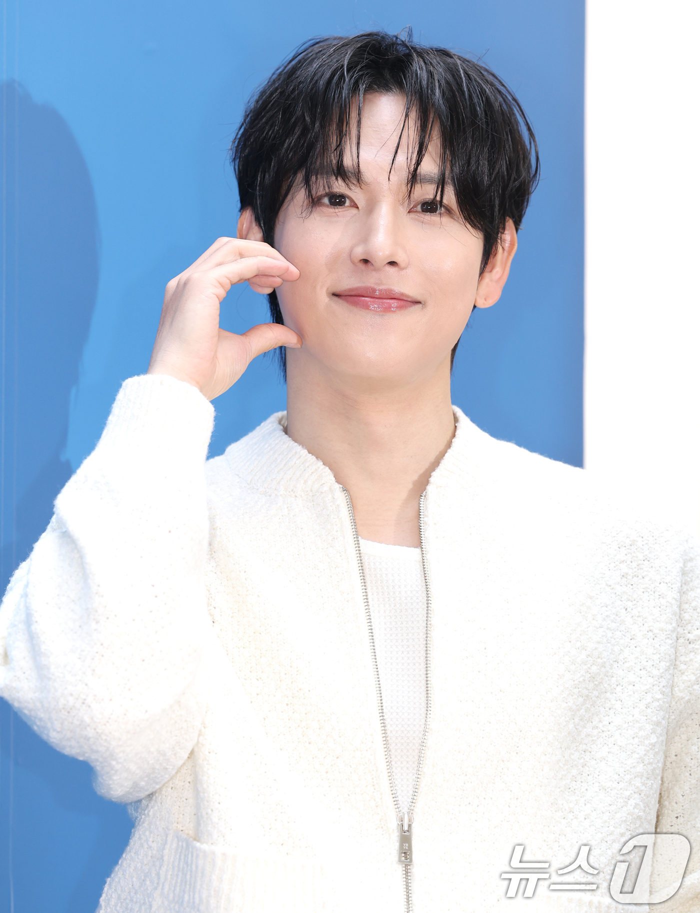 (서울=뉴스1) 권현진 기자 = 배우 겸 가수 임시완이 20일 서울 강남구 LF 본사에서 열린 패션브랜드 바네사브루노(VANESSA BRUNO) 행사에 참석해 포즈를 취하고 있다. …