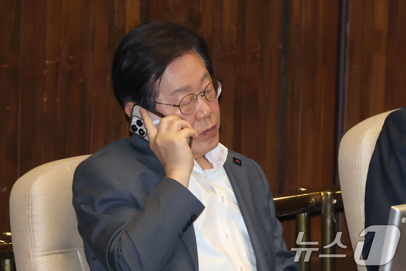 (서울=뉴스1) 이광호 기자 = 이재명 더불어민주당 대표가 20일 오후 서울 여의도 국회에서 열린 본회의에서 전화통화를 하고 있다. 2025.3.20/뉴스1