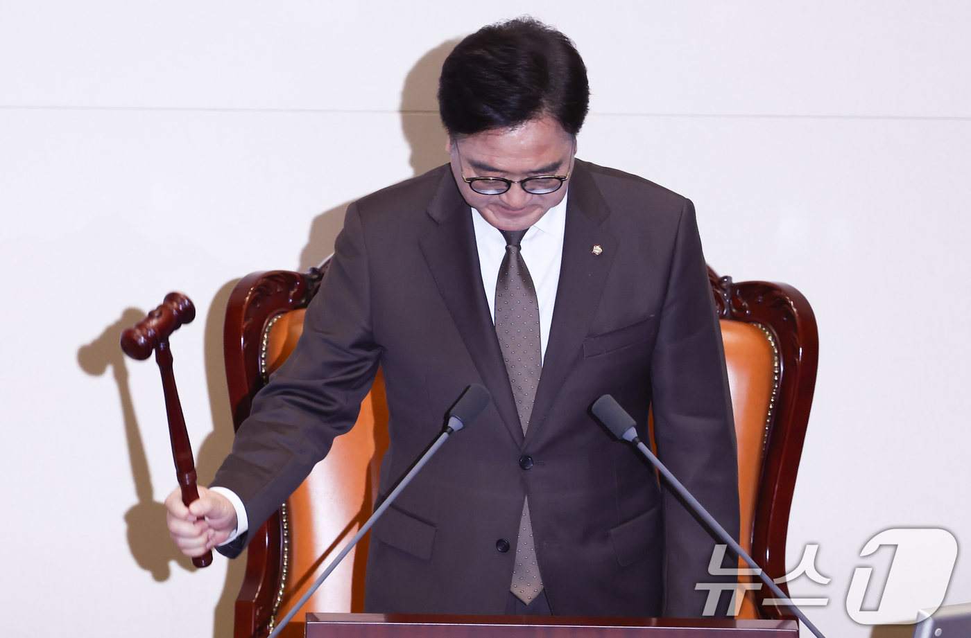 (서울=뉴스1) 김민지 기자 = 우원식 국회의장이 20일 오후 서울 여의도 국회에서 열린 제423회국회(임시회) 제2차 본회의에서 안건을 상정하며 의사봉을 두드리고 있다. 2025 …