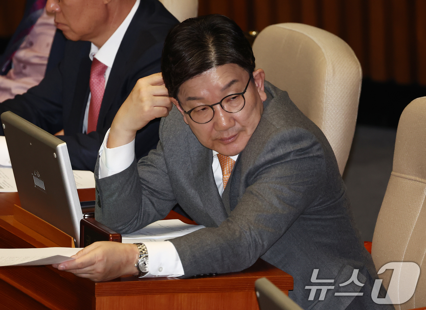 (서울=뉴스1) 김민지 기자 = 권성동 국민의힘 원내대표가 20일 오후 서울 여의도 국회에서 열린 제423회국회(임시회) 제2차 본회의에서 생각에 잠겨 있다. 2025.3.20/뉴 …