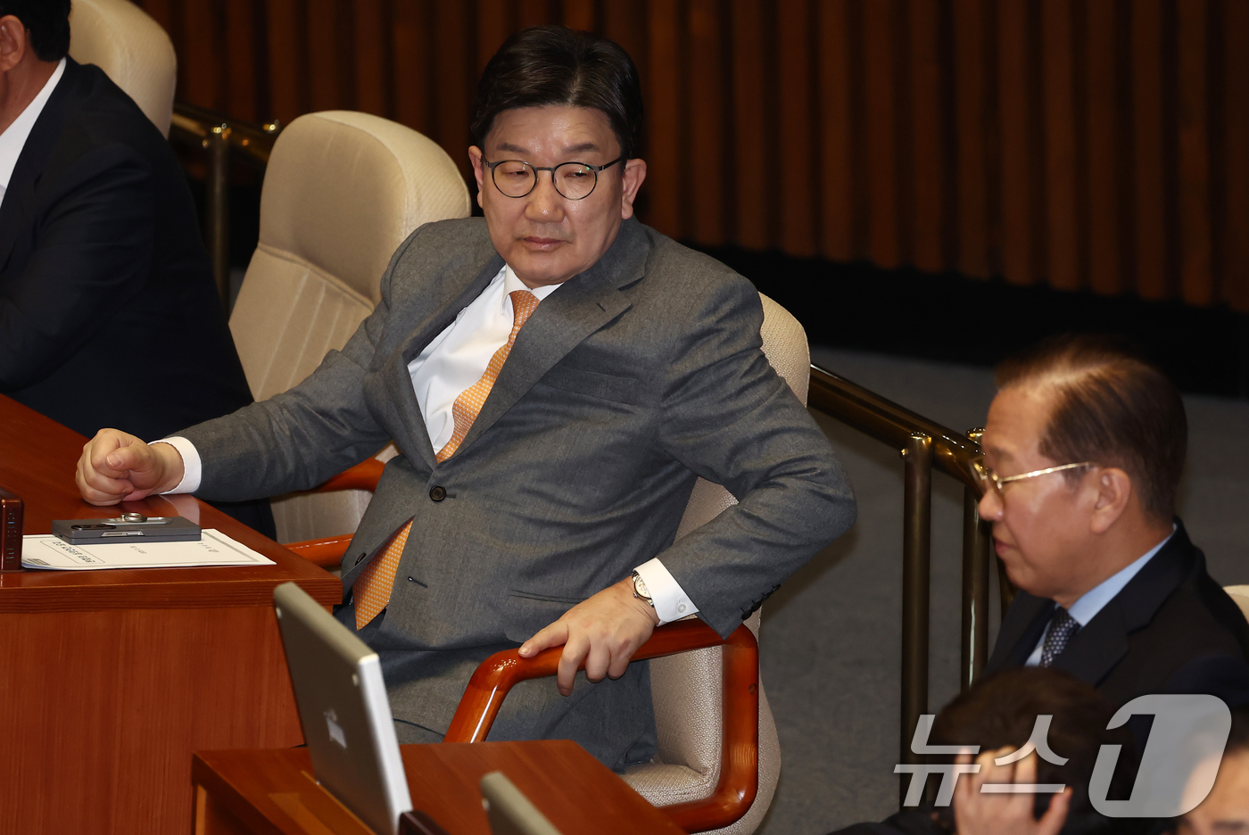 (서울=뉴스1) 김민지 기자 = 권성동 국민의힘 원내대표가 20일 오후 서울 여의도 국회에서 열린 제423회국회(임시회) 제2차 본회의에서 권영세 비대위원장을 바라보고 있다. 20 …