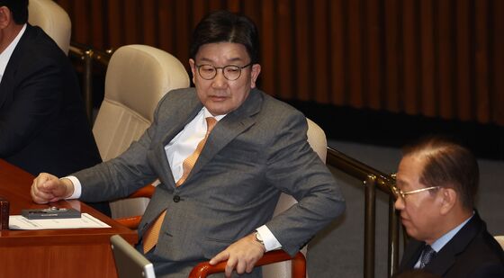 권영세 위원장 바라보는 권성동 원내대표