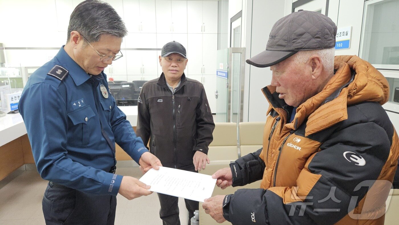 본문 이미지 - 동해안납북귀환어부 피해자 진실규명 시민모임 관계자들이 20일 속초경찰서를 방문해 속초문화원장 A 씨 등 3명을 명예훼손 등 혐의로 고소하고 있다.&#40;시민모임 제공, 재판매 및 DB 금지&#41; 2025.3.20/뉴스1