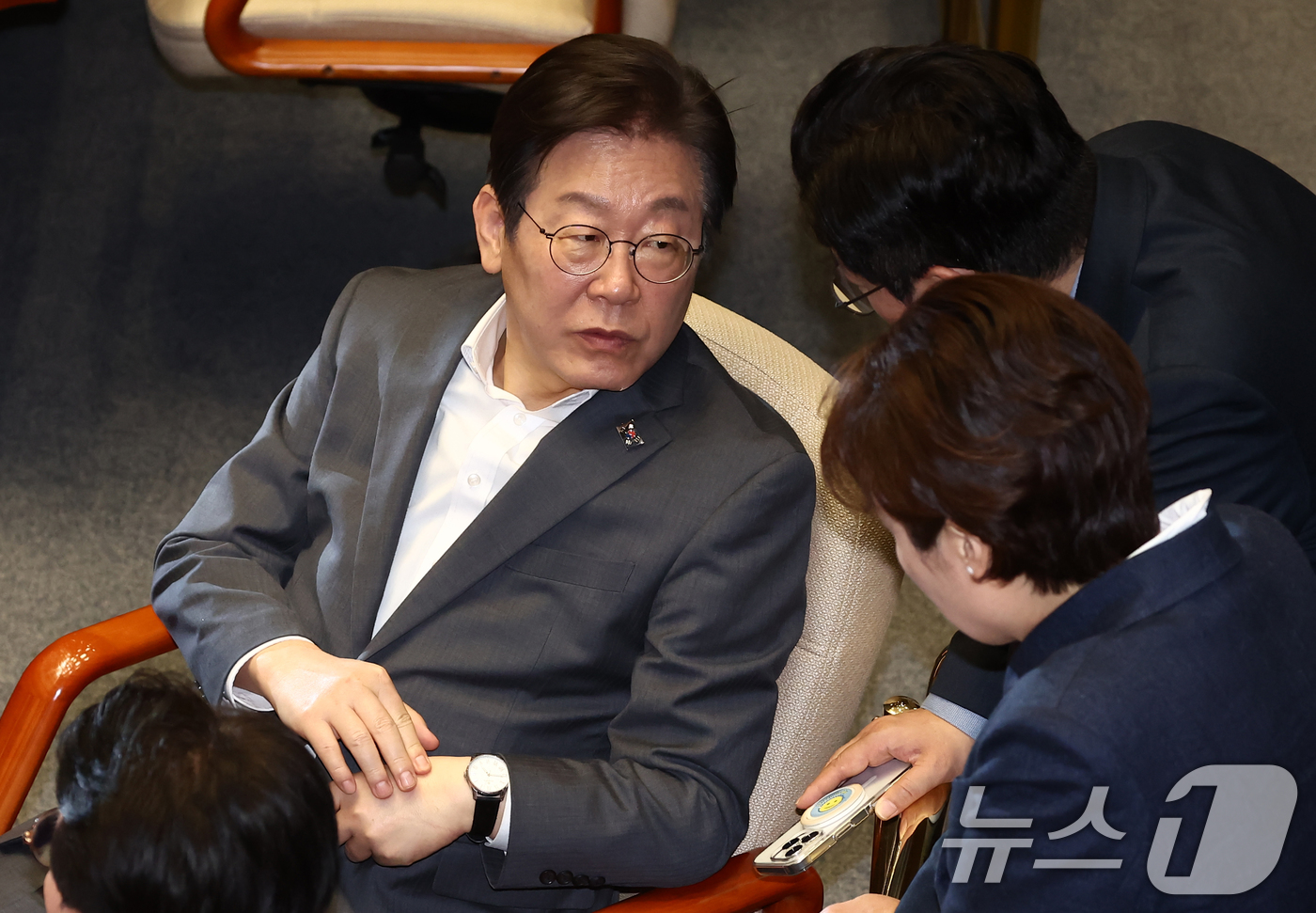 (서울=뉴스1) 김민지 기자 = 더불어민주당 이재명 대표와 박찬대 원내대표 등이 20일 오후 서울 여의도 국회에서 열린 제423회국회(임시회) 제2차 본회의에서 대화하고 있다. 2 …