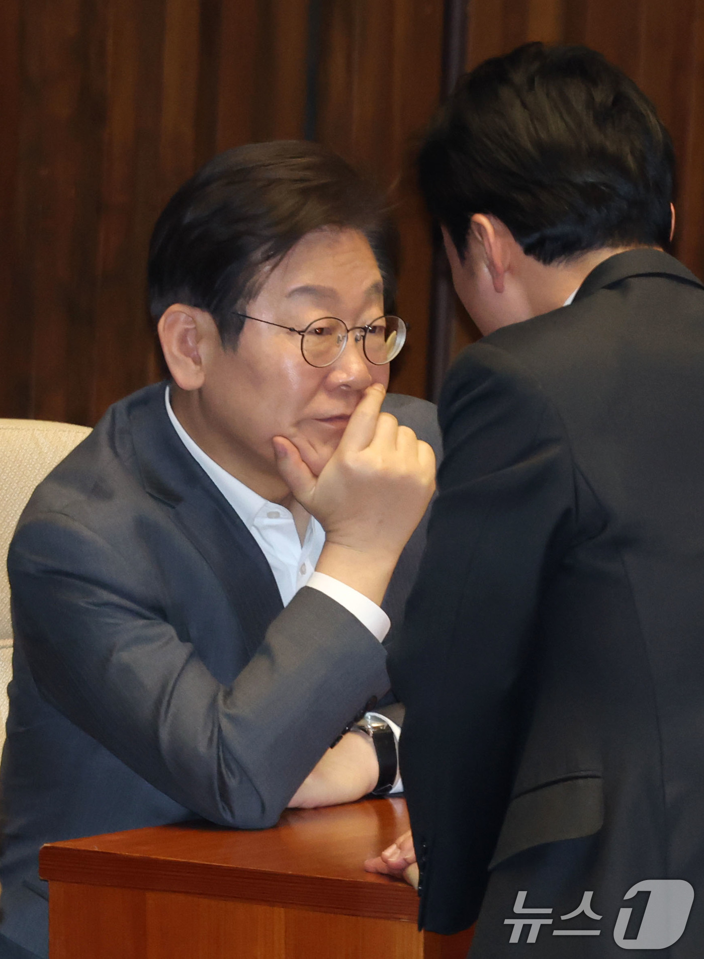 (서울=뉴스1) 이광호 기자 = 이재명 더불어민주당 대표와 안규백 의원이  20일 오후 서울 여의도 국회에서 열린 본회의에서 대화하고 있다. 2025.3.20/뉴스1