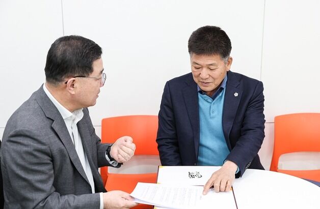 신의준 전남도의원, 친환경수산물 직불제 관련 탄원서 전달