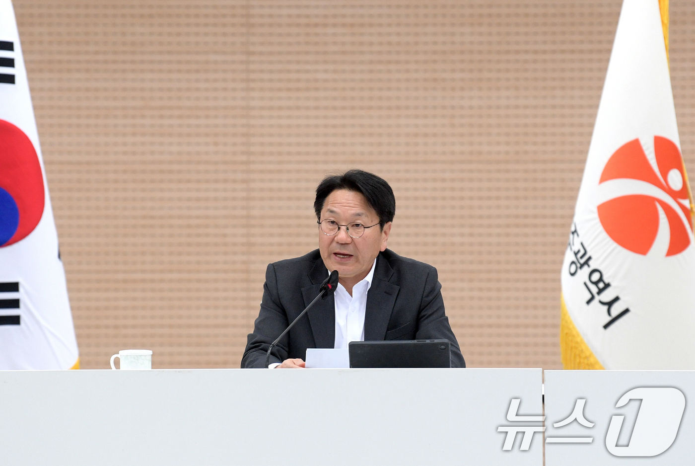(광주=뉴스1) 박준배 기자 = 강기정 광주시장이 20일 오후 시청 중회의실에서 확대간부회의를 주재하고 있다.(광주시 제공. 재판매 및 DB 금지) 2025.3.20/뉴스1