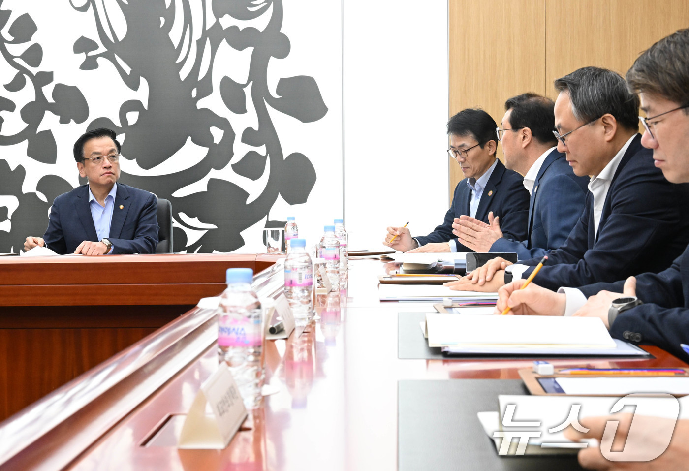 (서울=뉴스1) = 최상목 대통령 권한대행 부총리 겸 기획재정부 장관이 20일 경북 경주시 화백컨벤션센터(HICO)에서 열린 아시아 태평양 경제협력체(APEC) 정상회의 준비상황 …