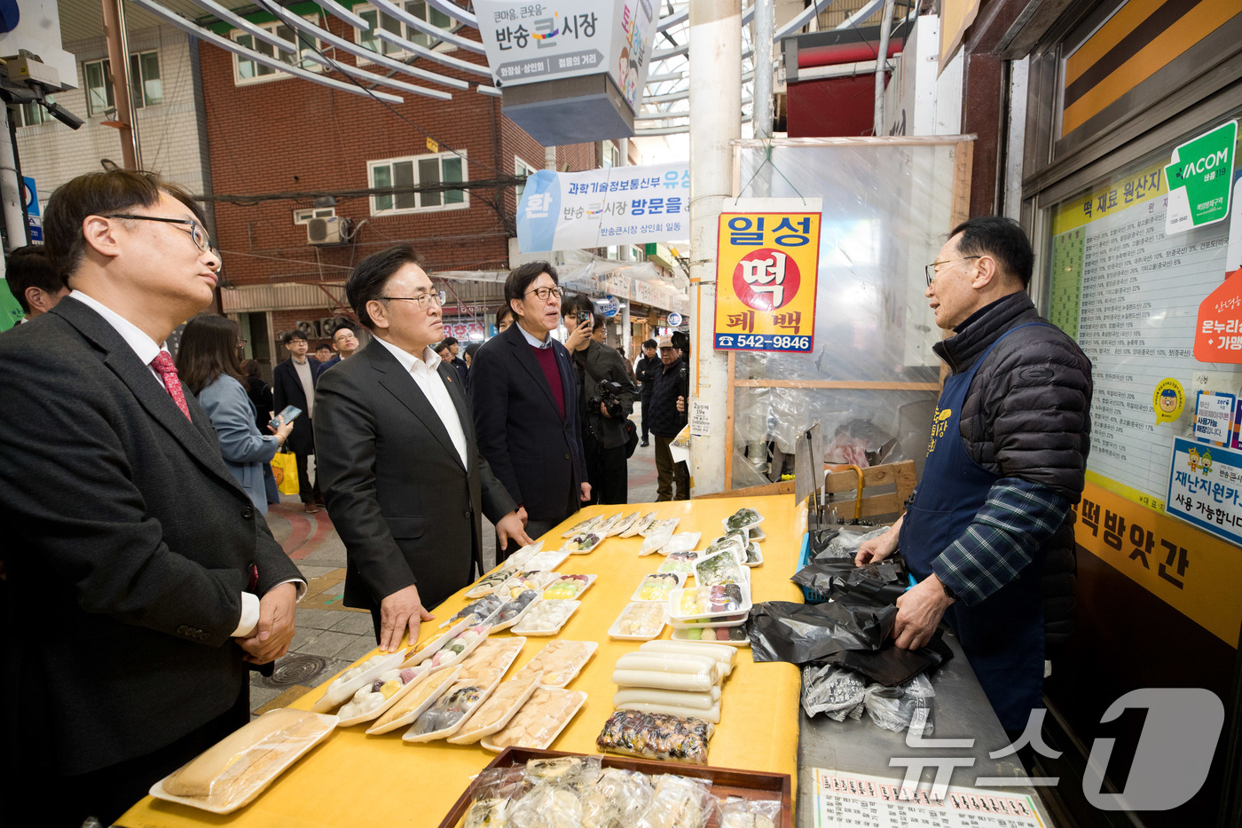 (서울=뉴스1) = 유상임 과학기술정보통신부 장관과 박형준 부산광역시장이 20일 부산광역시 해운대구 반송큰시장을 방문해 상인들과 대화를 나누고 있다. (과학기술정보통신부 제공. 재 …