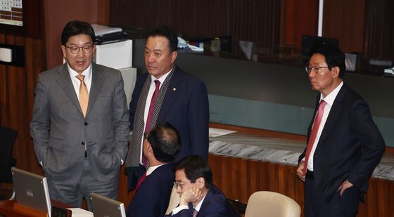 본회의 참석한 권성동 원내대표