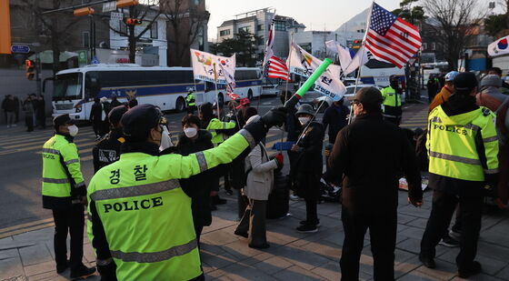 경찰, 헌재 앞 시위대 차단