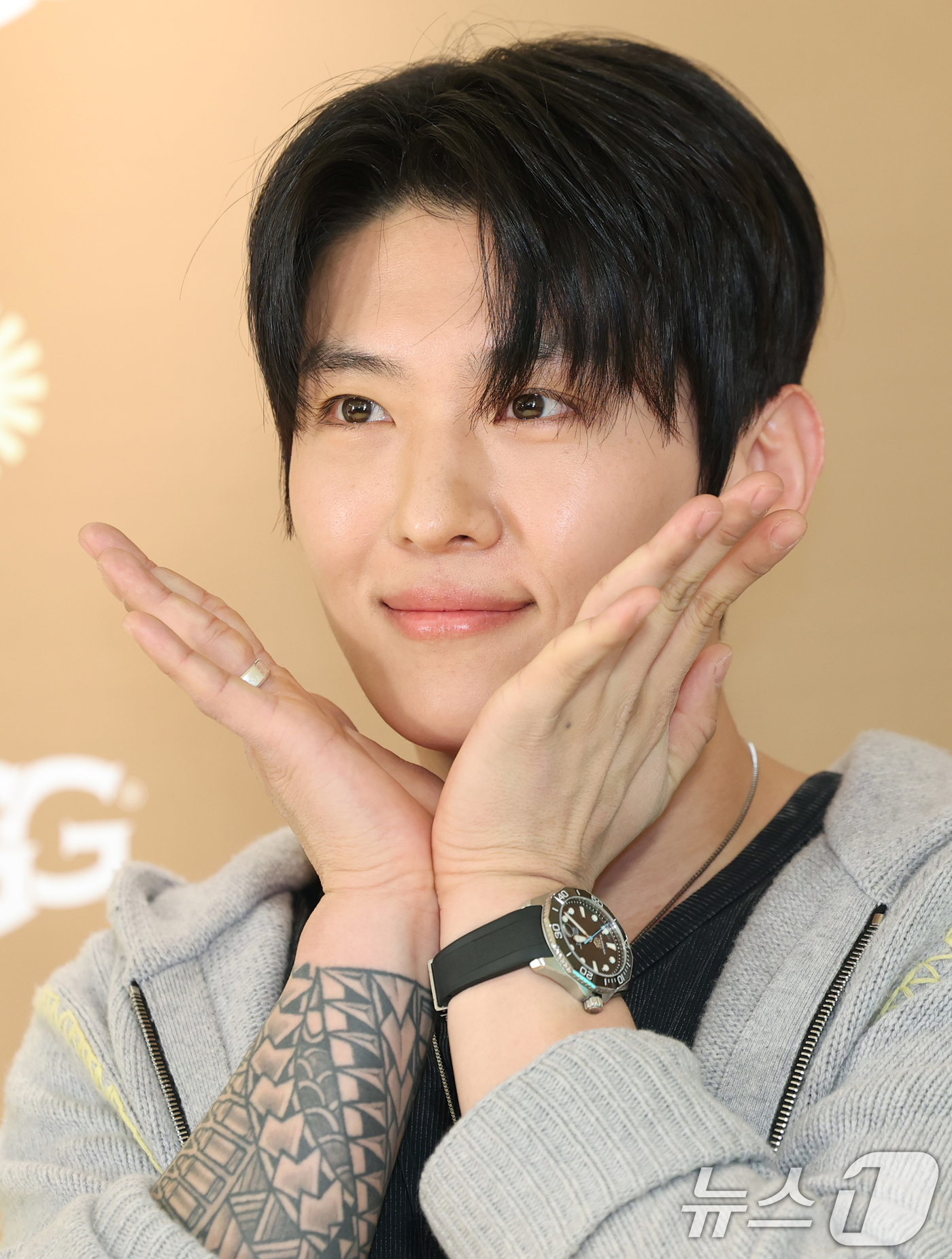 (서울=뉴스1) 권현진 기자 = 방송인 덱스가 20일 서울 강남구 어그(UGG) 도산 플래그십스토어에서 열린 오픈 행사에 참석해 포즈를 취하고 있다. 2025.3.20/뉴스1