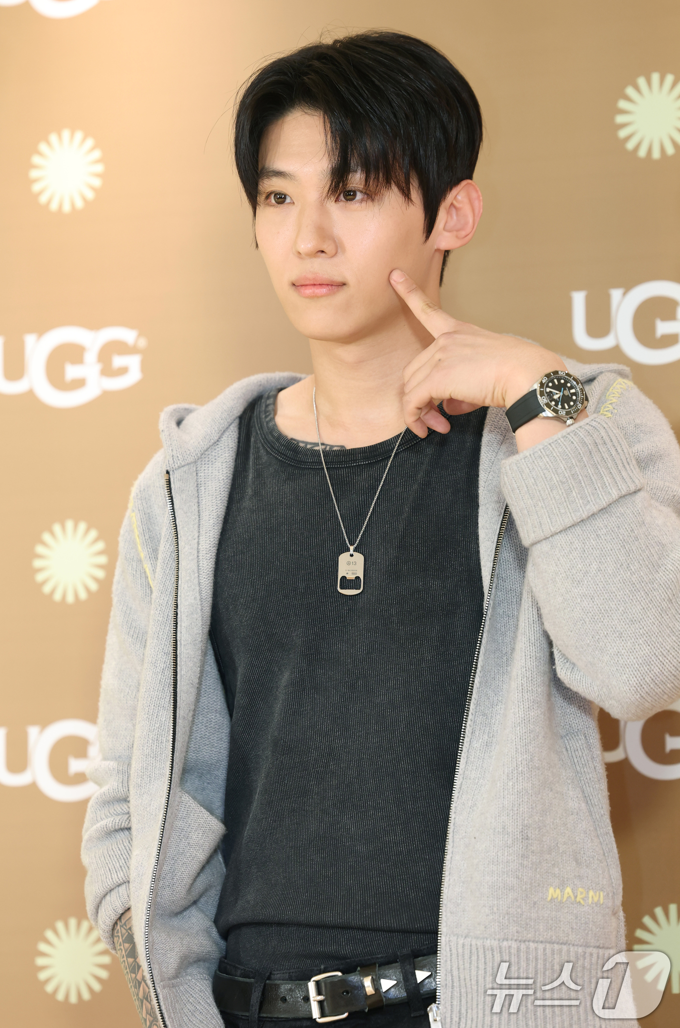 (서울=뉴스1) 권현진 기자 = 방송인 덱스가 20일 서울 강남구 어그(UGG) 도산 플래그십스토어에서 열린 오픈 행사에 참석해 포즈를 취하고 있다. 2025.3.20/뉴스1