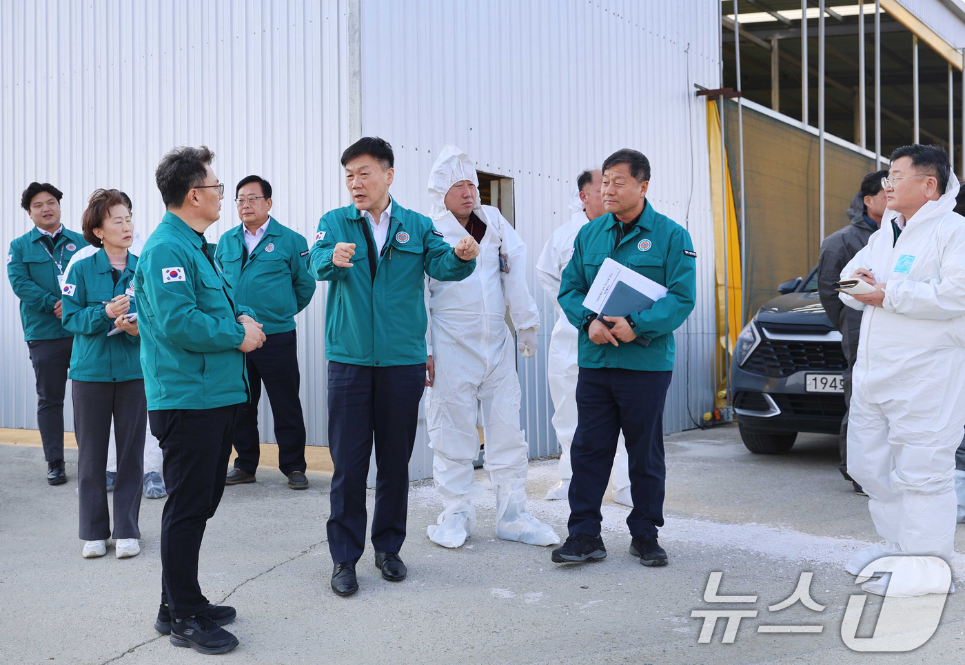 (서울=뉴스1) = 박범수 농림축산식품부 차관이 20일 경북 상주시 우제류 사육농가에서 구제역 방역관리 상황을 점검하고 있다. (농림축산식품부 제공. 재판매 및 DB 금지) 202 …