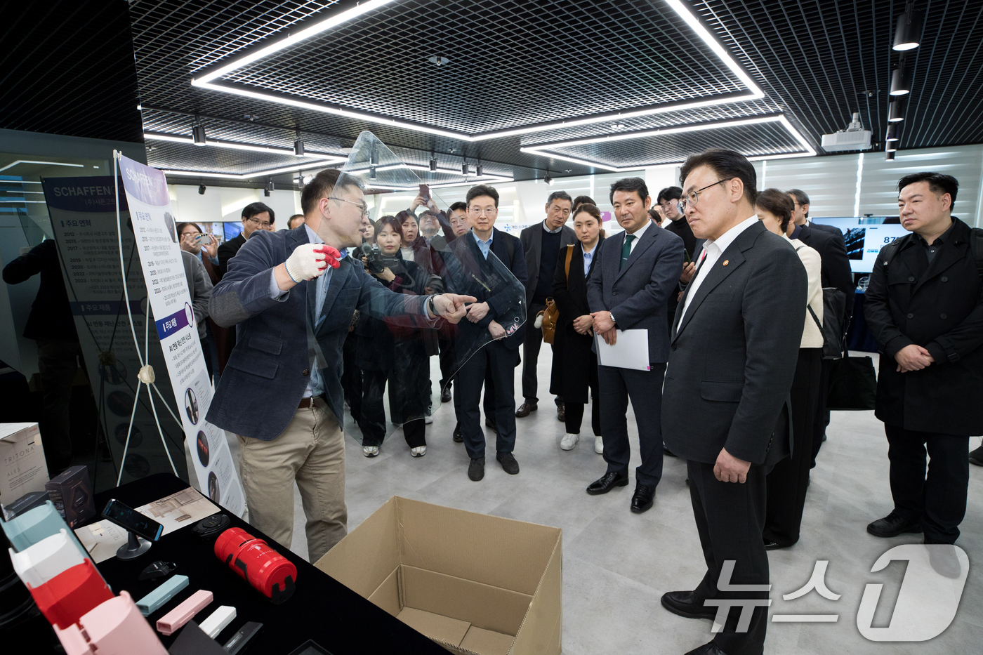 (서울=뉴스1) = 유상임 과학기술정보통신부 장관이 20일 부산 해운대구 센텀벤처타운에서 '제조업 인공지능 전환(AX) 오픈랩' 등에 대한 설명을 듣고 있다. (과학기술정보통신부 …