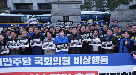 민주당, 헌재 앞 윤 대통령 파면 촉구