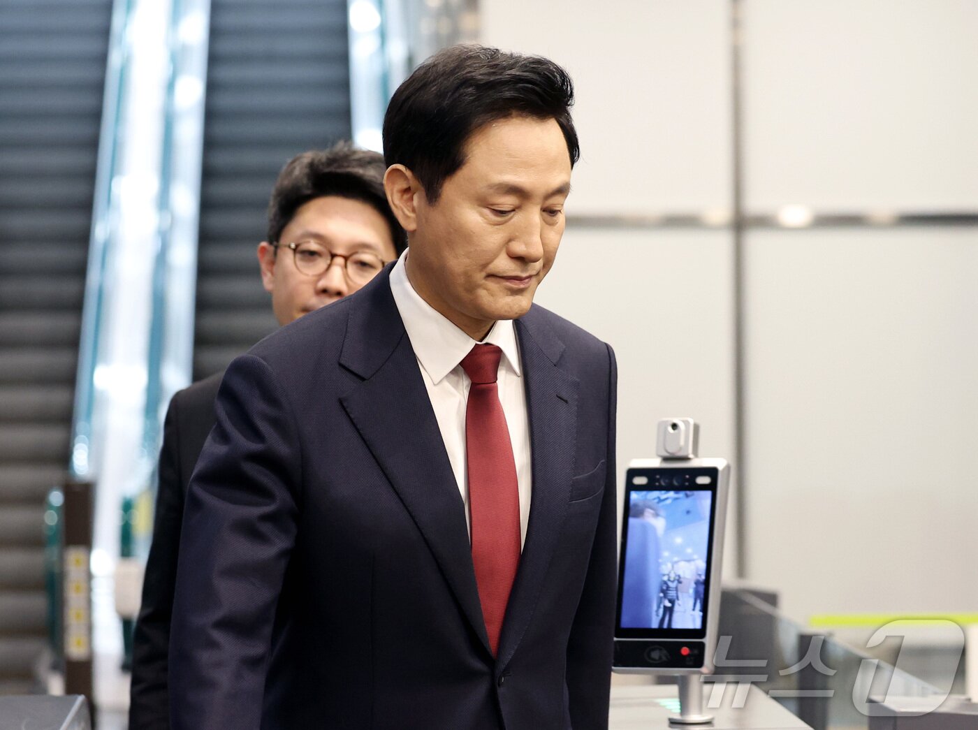 본문 이미지 - 오세훈 서울시장이 20일 서울시청에서 금일 실시된 검찰 압수수색에 대해 입장을 밝힌 후 청사를 나서고 있다. &#40;공동취재&#41; 2025.3.20/뉴스1 ⓒ News1 김도우 기자