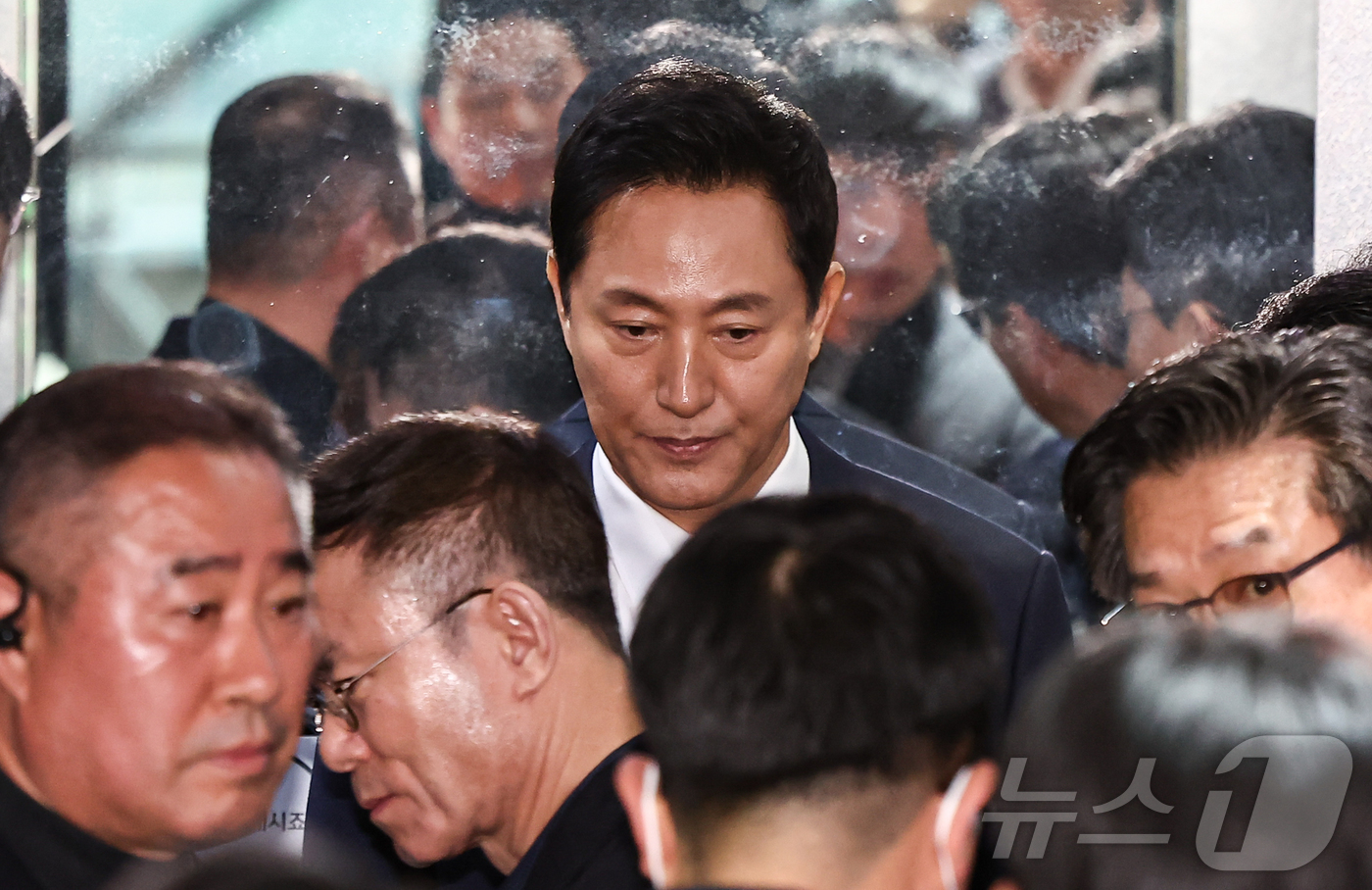 (서울=뉴스1) 김도우 기자 = 오세훈 서울시장이 20일 서울시청에서 금일 실시된 검찰 압수수색에 대해 입장을 밝힌 후 청사를 나서고 있다. 2025.3.20/뉴스1