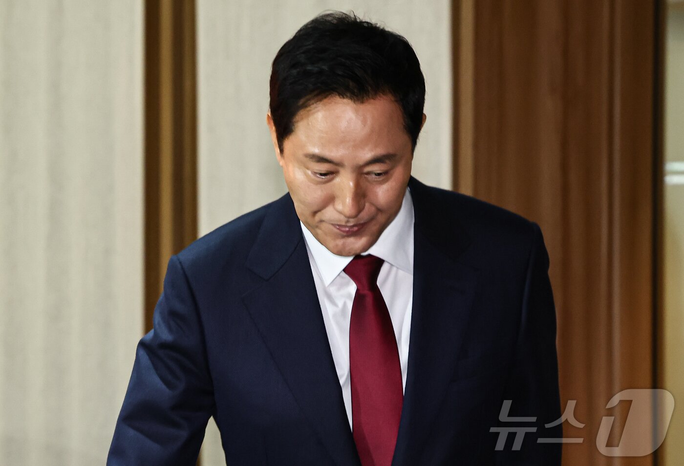본문 이미지 - 오세훈 서울시장이 20일 서울시청에서 금일 실시된 검찰 압수수색에 대해 입장을 밝힌 후 청사를 나서고 있다. 2025.3.20/뉴스1 ⓒ News1 김도우 기자