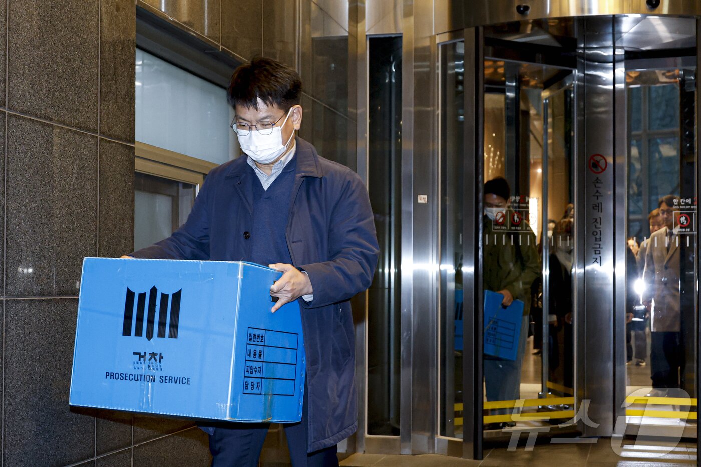 본문 이미지 - 검찰이 정치 브로커 명태균 씨가 연루된 여론조사 비용 대납 의혹과 관련해 오세훈 서울시장에 대한 강제수사에 나선 20일 검찰 수사관들이 서울시청 시장 집무실에서 압수품을 챙겨 시청 나서고 있다. &#40;공동취재&#41; 2025.3.20/뉴스1 ⓒ News1 김도우 기자