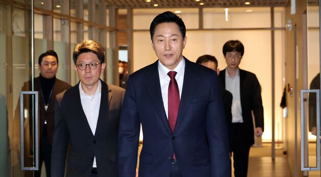 집무실 나서는 오세훈 서울시장