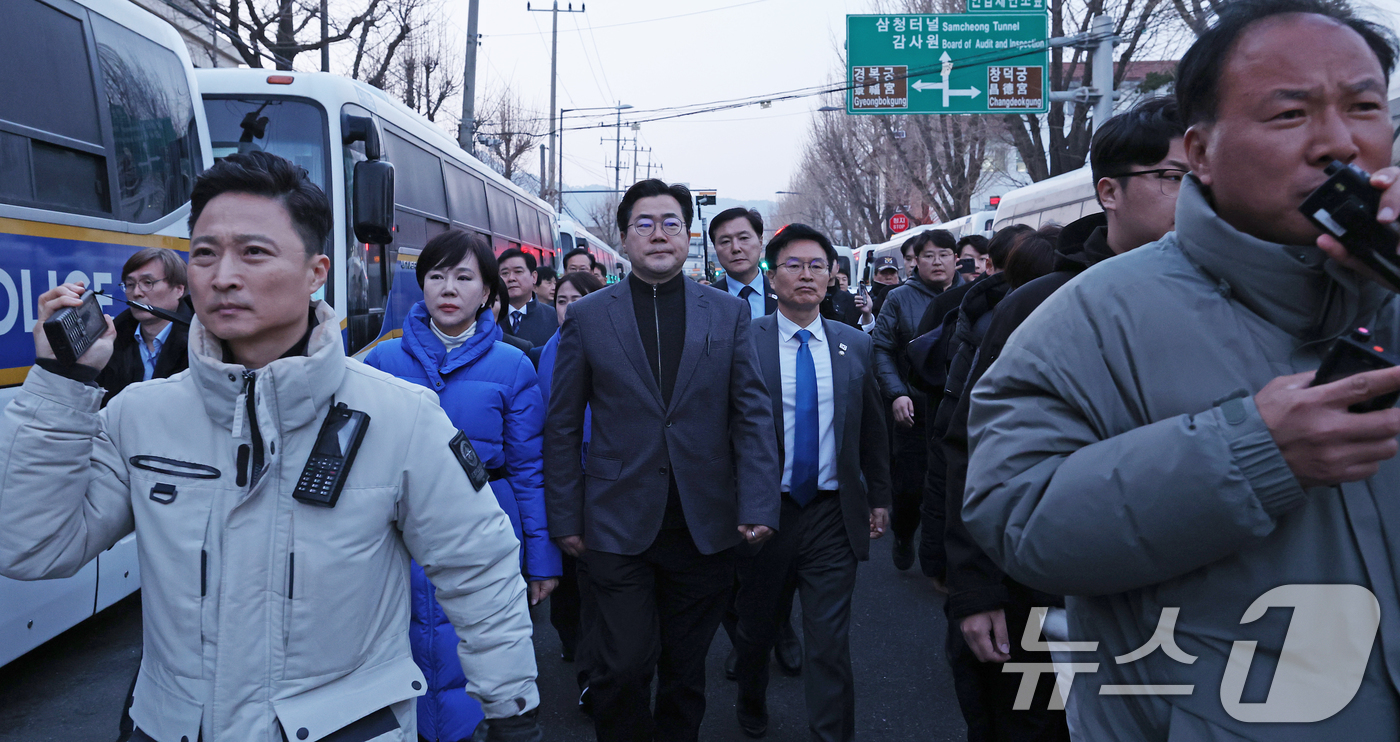 (서울=뉴스1) 오대일 기자 = 더불어민주당 박찬대 원내대표를 비롯한 의원들이 20일 오후 서울 종로구 헌법재판소 앞에서 열린 ‘내란수괴 윤석열 대통령 신속 파면 촉구 기자회견’을 …