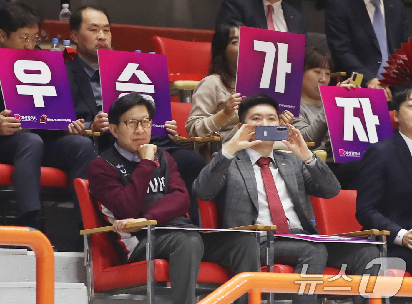 (부산=뉴스1) 윤일지 기자 = 박형준 부산시장(왼쪽)과 유승민 대한체육회장이 20일 오후 부산 사직실내체육관에서 열린 '하나은행 2024-2025 여자프로농구 플레이오프' 챔피언 …
