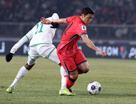 [속보] 이강인 도움 받은 황희찬, 전반 40분 선제골…오만에 1-0 리드