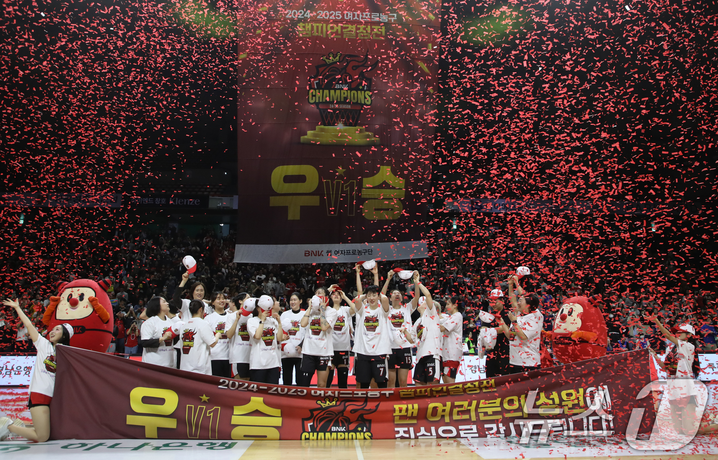 (부산=뉴스1) 윤일지 기자 = 20일 오후 부산 사직실내체육관에서 열린 '하나은행 2024-2025 여자프로농구 플레이오프' 챔피언결정전 3차전 부산 BNK와 아산 우리은행의 경 …