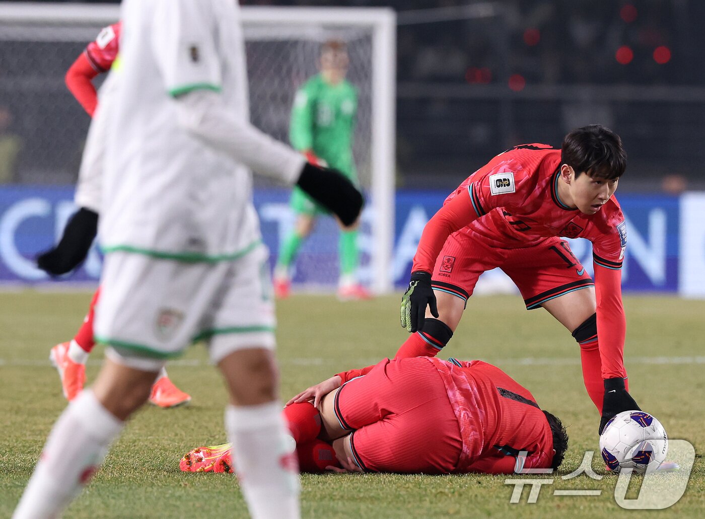 본문 이미지 - 20일 오후 경기 고양시 고양종합운동장에서 열린 2026 국제축구연맹(FIFA) 북중미 월드컵 아시아 3차 예선 B조 7차전 대한민국과 오만의 경기 후반전에서 대한민국 이강인이 넘어진 손흥민을 일으켜 세우고 있다. 2025.3.20/뉴스1 ⓒ News1 이동해 기자