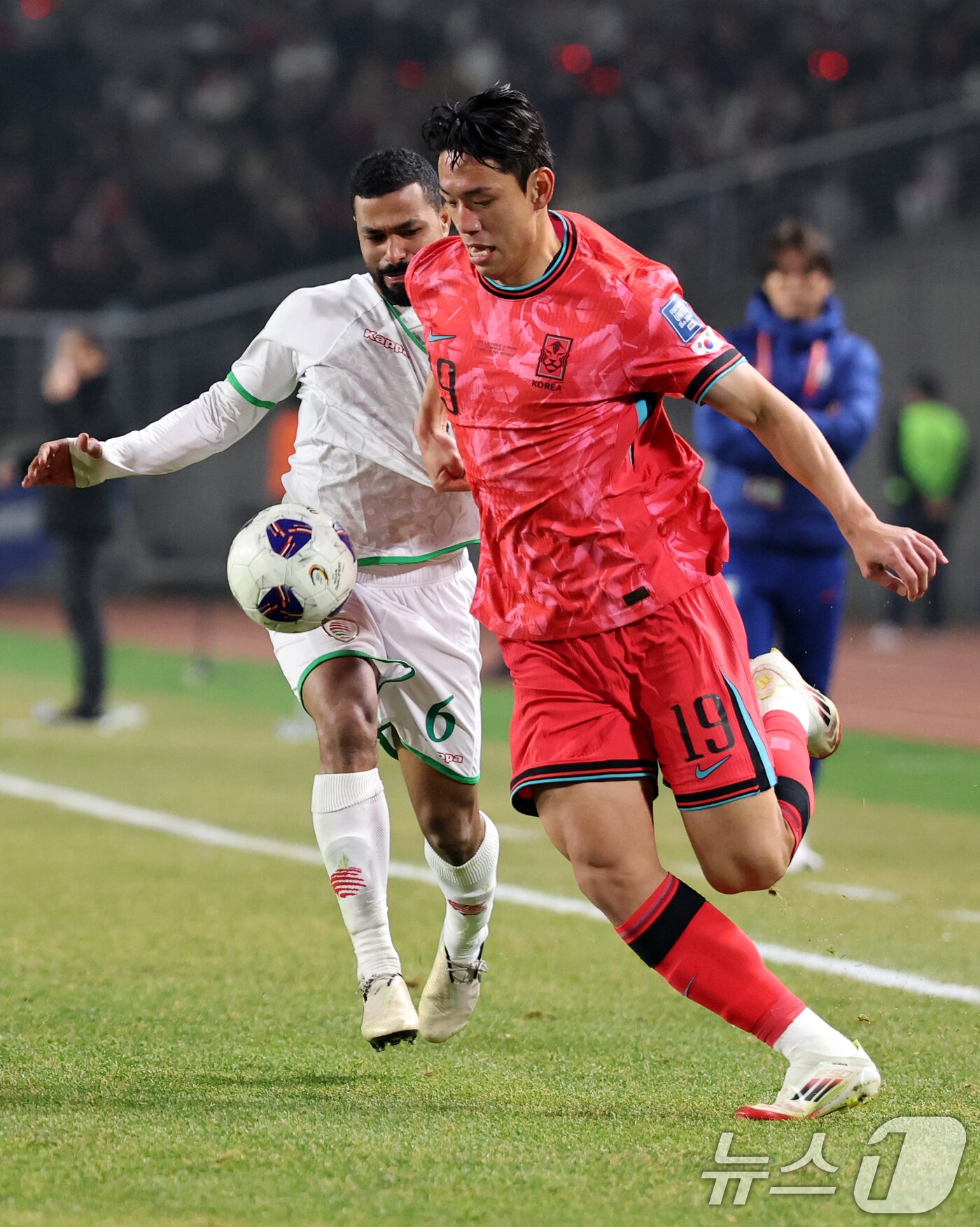 본문 이미지 - 제공권에서 우위를 보이고 있는 오세훈 ⓒ News1 이승배 기자