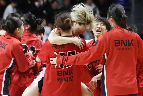 '안혜지·김소니아 더블더블' BNK, KB에 80-78 승리…공동 2위 도약