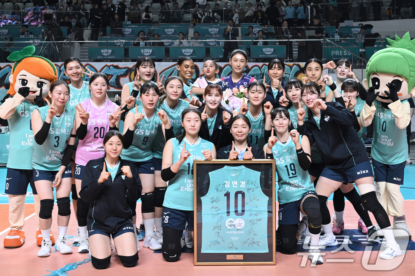 (서울=뉴스1) = 은퇴 투어에 나선 김연경(37·흥국생명)이 20일 서울 중구 장충체육관에서 열린 여자배구 도드람 2024-25 V리그 최종전 GS칼텍스-흥국생명의 정규리그 마지 …