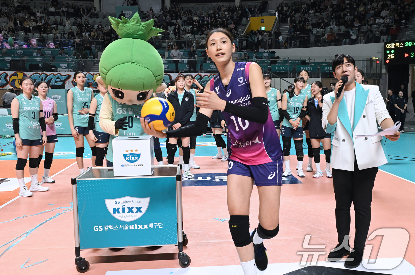 (서울=뉴스1) = 은퇴 투어에 나선 김연경(37·흥국생명)이 20일 서울 중구 장충체육관에서 열린 여자배구 도드람 2024-25 V리그 최종전 GS칼텍스-흥국생명의 정규리그 마지 …