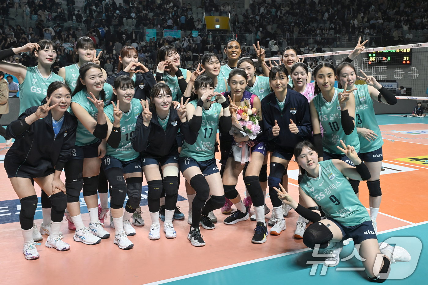 (서울=뉴스1) = 은퇴 투어에 나선 김연경(37·흥국생명)이 20일 서울 중구 장충체육관에서 열린 여자배구 도드람 2024-25 V리그 최종전 GS칼텍스-흥국생명의 정규리그 마지 …