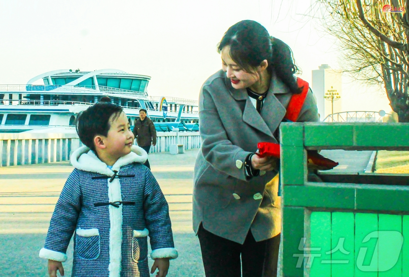 (평양 노동신문=뉴스1) = 북한 노동당 기관지 노동신문은 21일 중구역 경림동 29인민반에 속한 한 모자의 모습을 조명하며 "부모들은 언제나 자식들을 참된 애국자로 키우기 위해 …