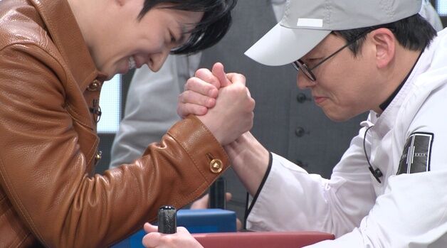 'UDT 출신' 덱스, 해병대 출신 셰프 최강록과 팔씨름 맞대결